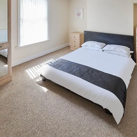 Host & - 1 Oswy Street *